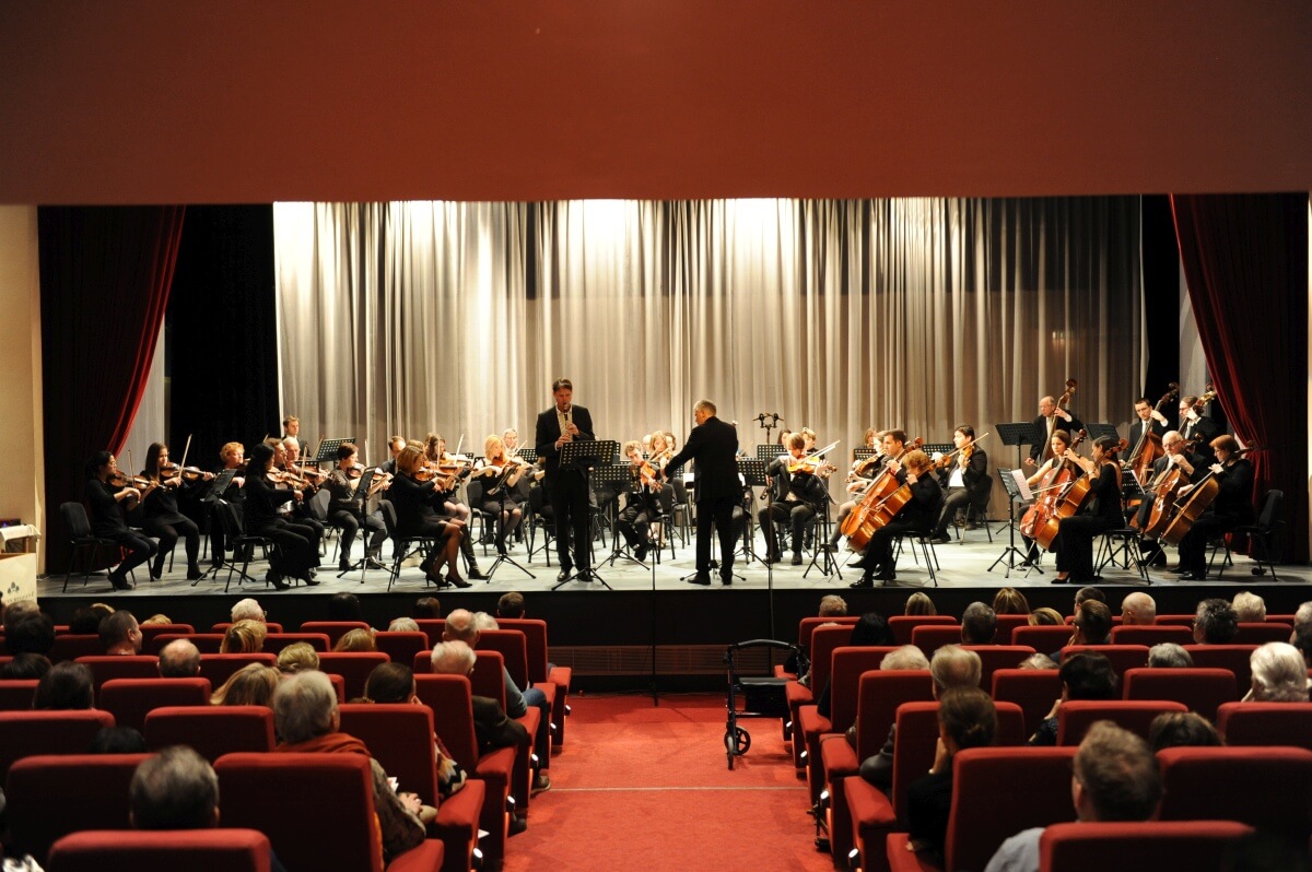 Orchester und Solist auf der Bühne in Oberlaa