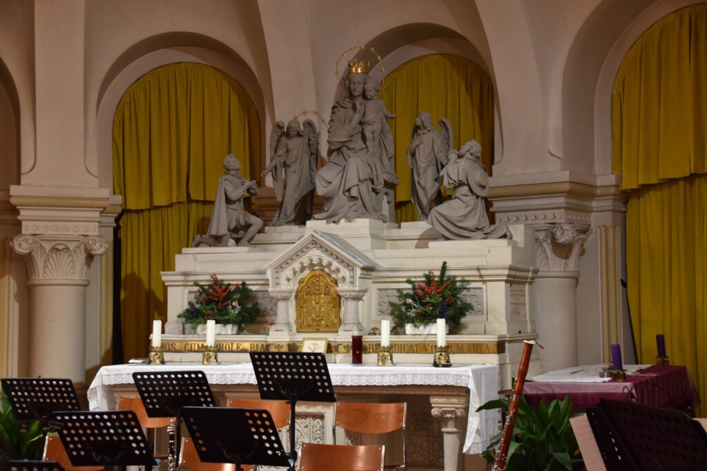 Impressionen aus der Krypta der Canisiuskirche - Altar mit Mariengruppe