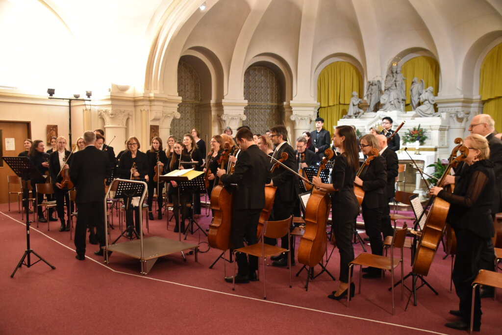 Orchester begrüßt den Dirigenten