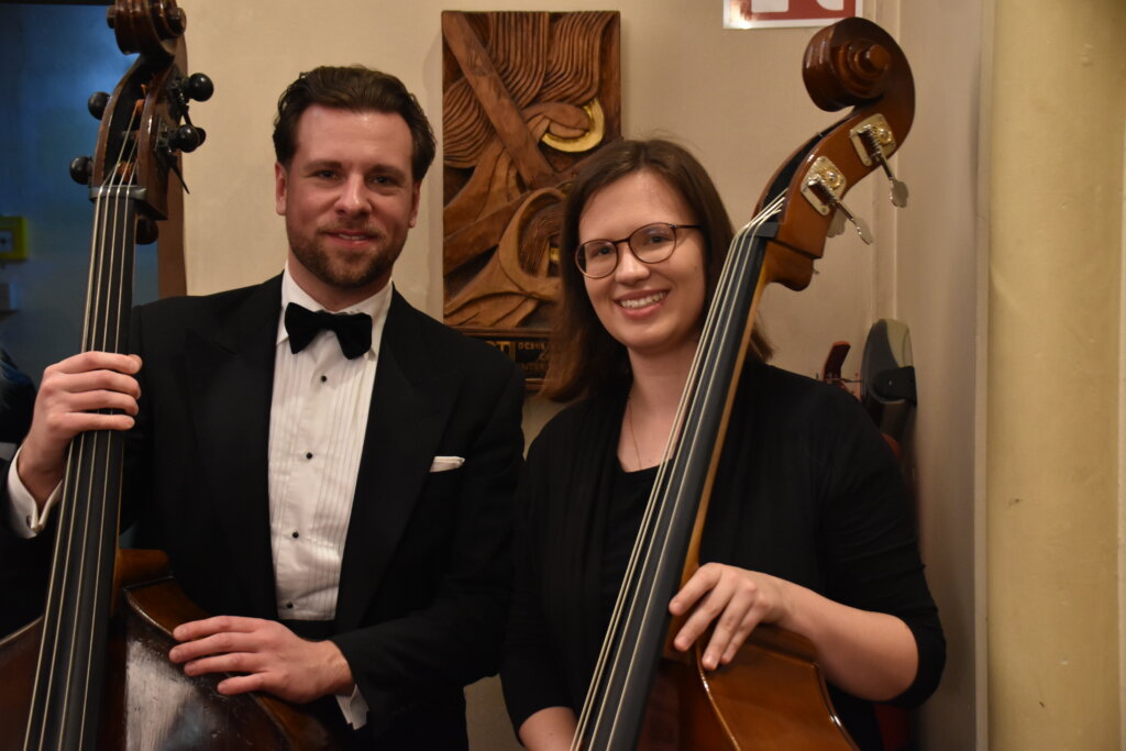 Kontrabassist Constantin und Kontrabassistin Emma nach dem Konzert