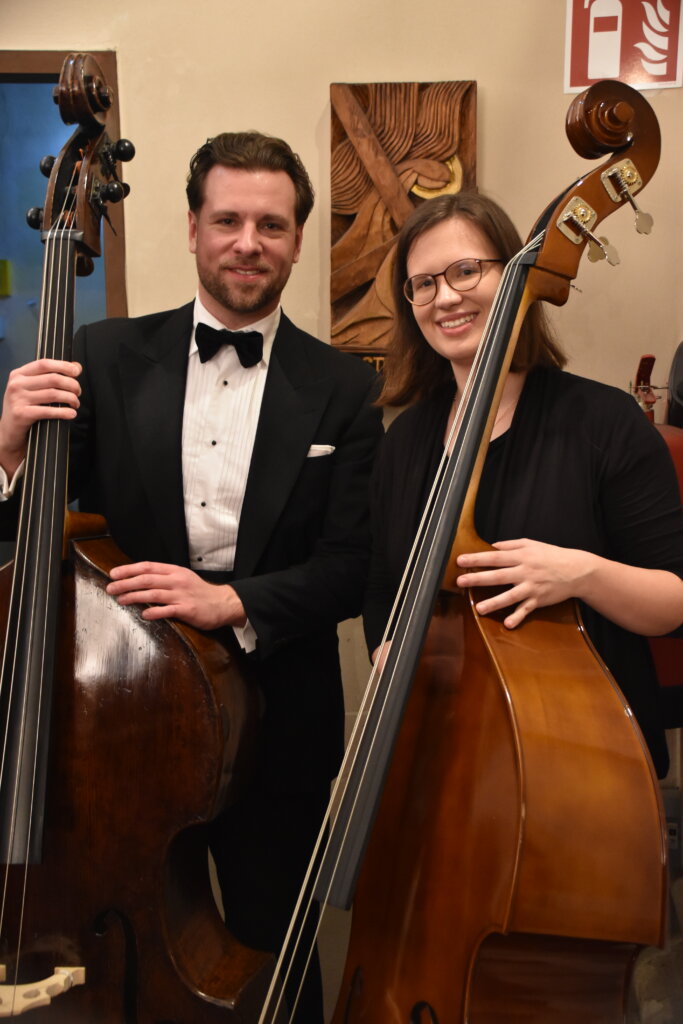 Kontrabassist Constantin und Kontrabassistin Emma nach dem Konzert