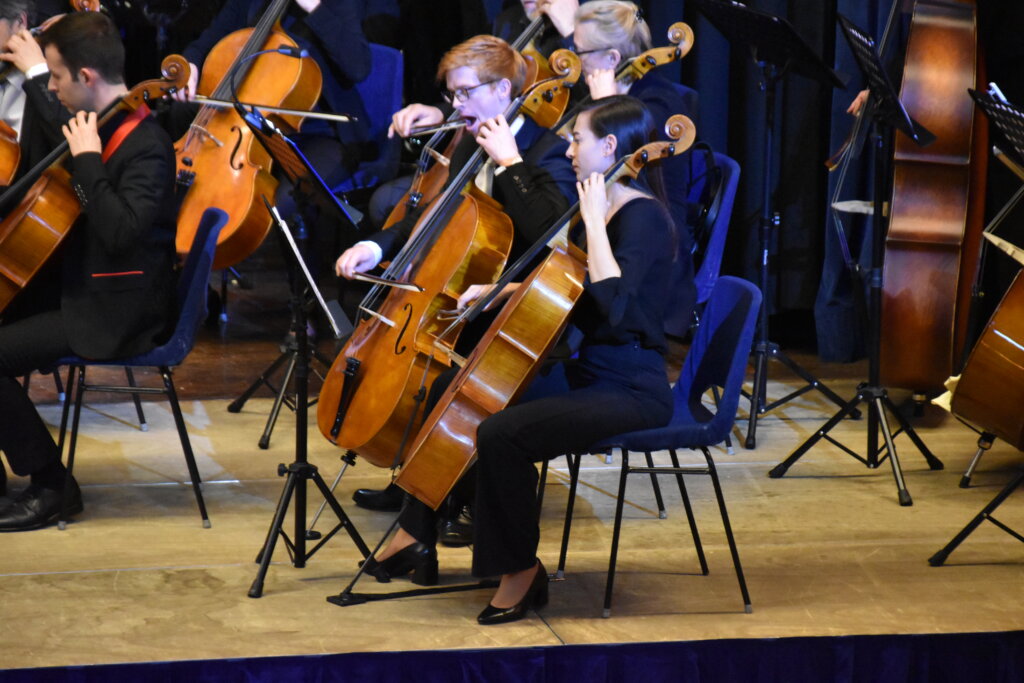 Julia und Florian am Cello