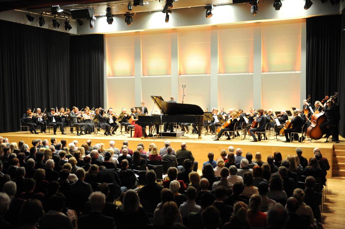 Orchester und Solistin auf der Bühene der Burg Perchtoldsdorf