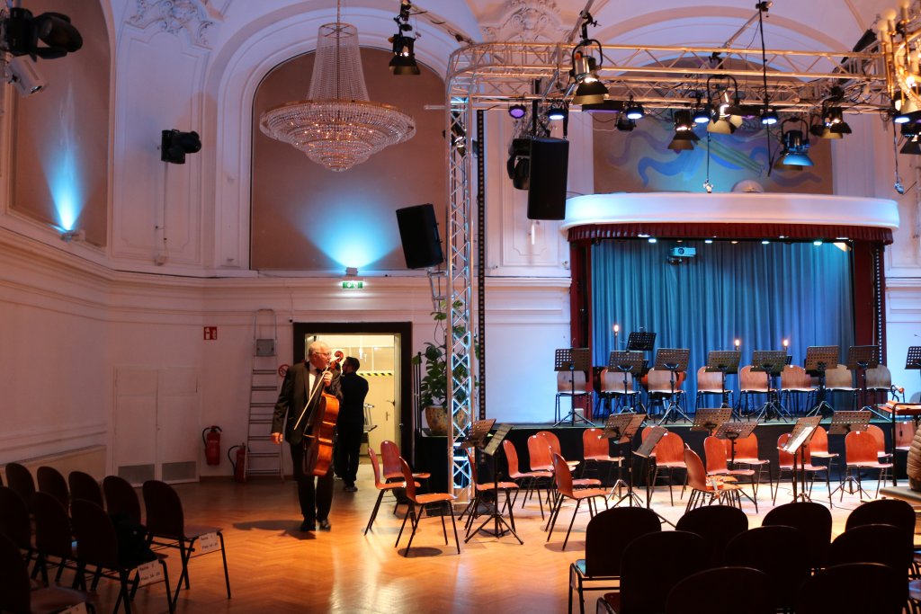 Erste Musiker kommen zum Einspielen