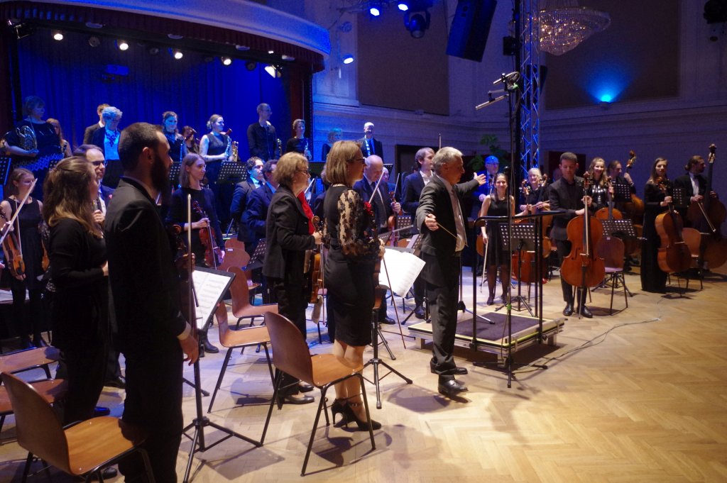 Orchester und Dirigent beim Schlussapplaus