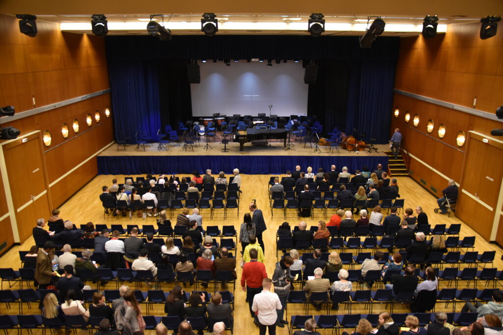 Blick auf Saal und Bühne