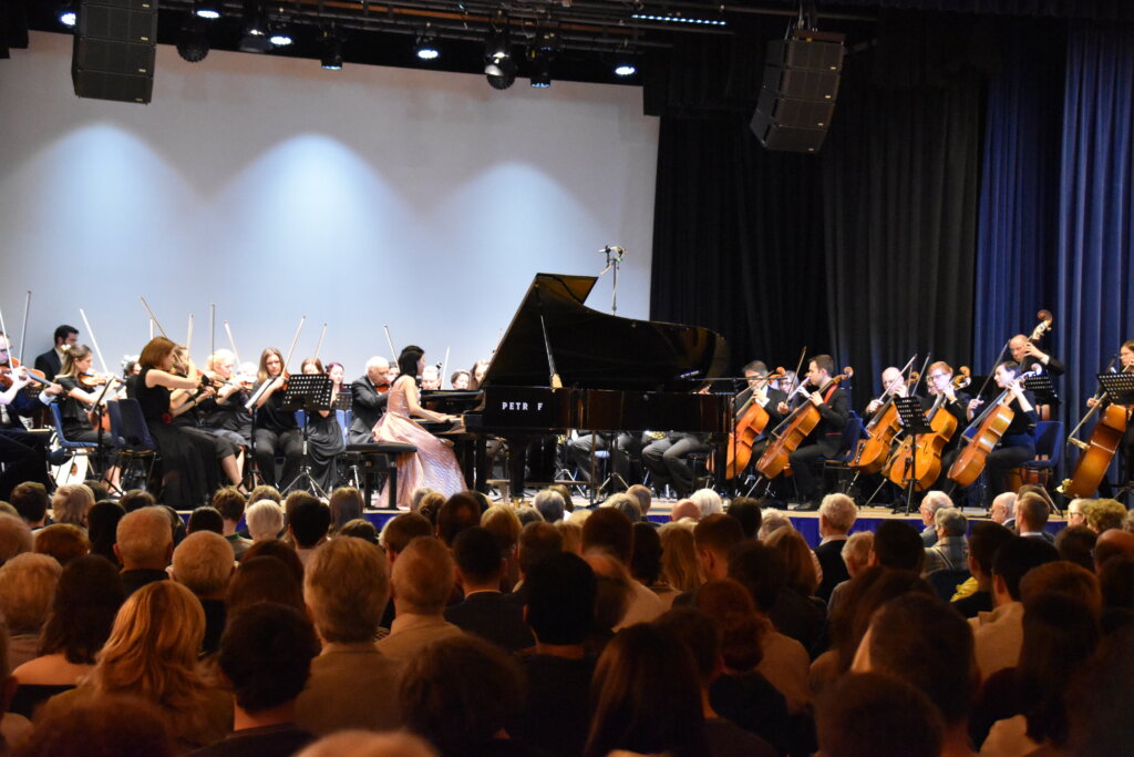 Blick auf Solistin und Orchester