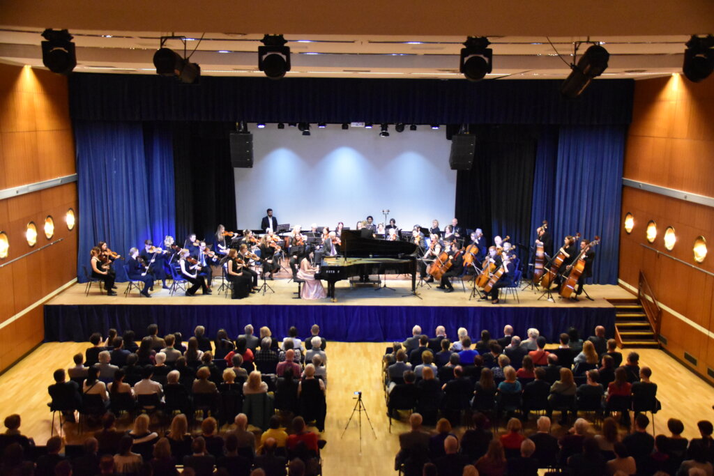 Solistin und Orchester auf der Bühne