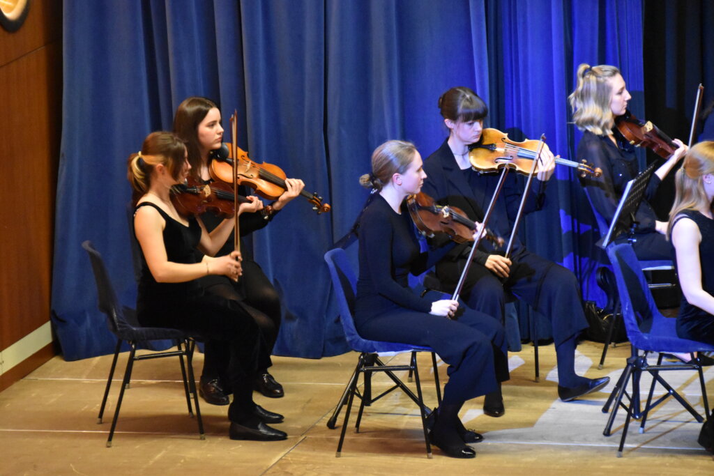Lucia, Laura, Elisabeth, Viola und Melissa (1. Geige)