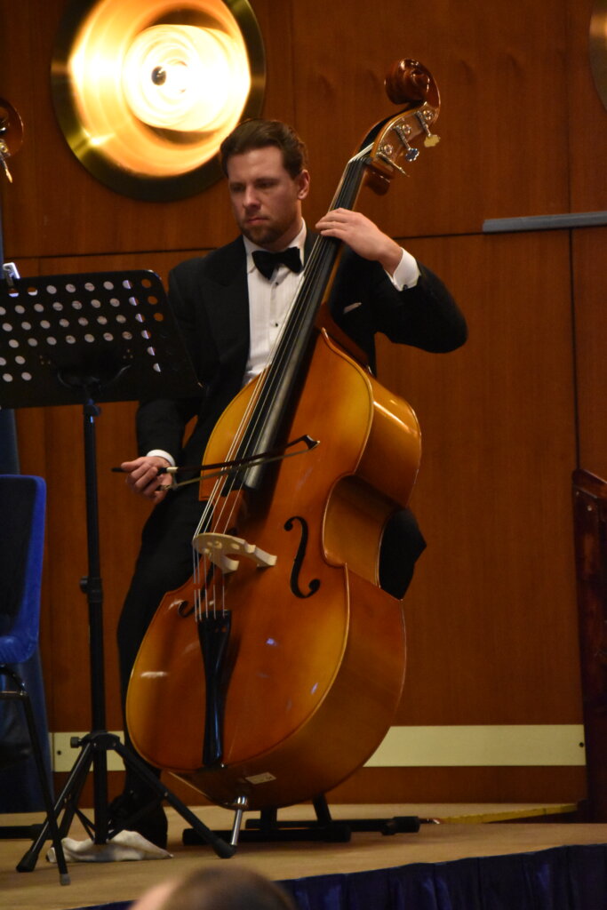 Konstantin am Kontrabass