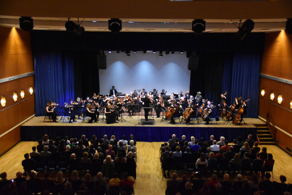 Blick auf Orchester und Saal