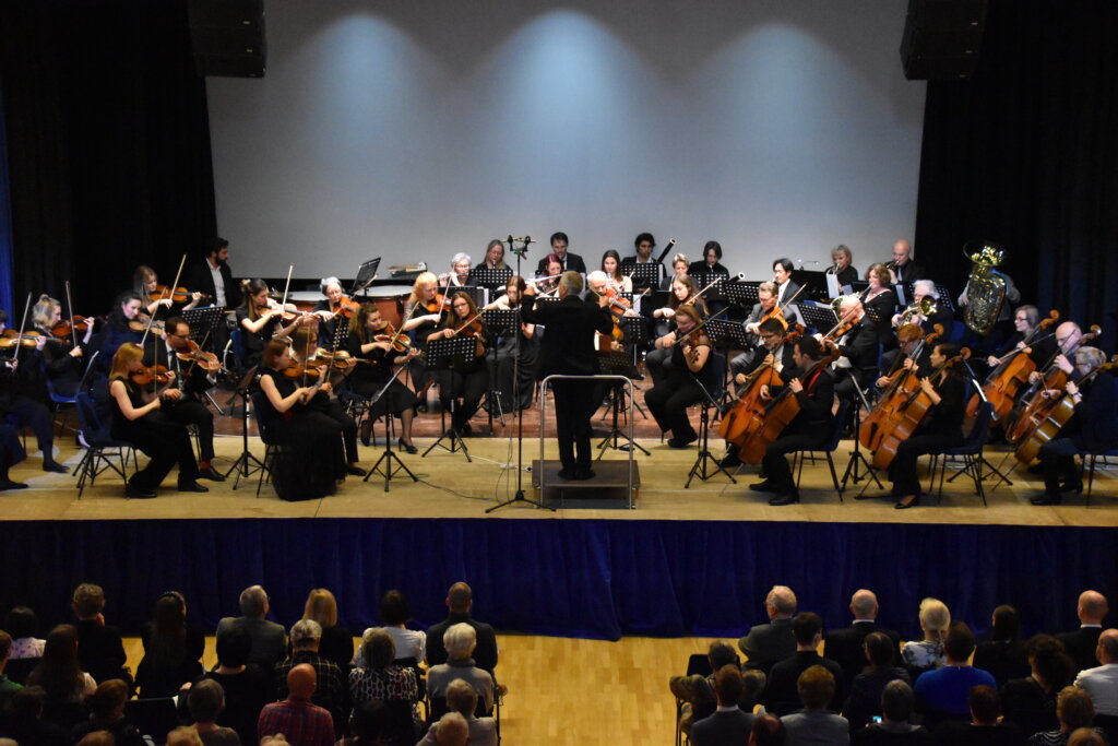 Orchester und Dirigent auf der Bühne