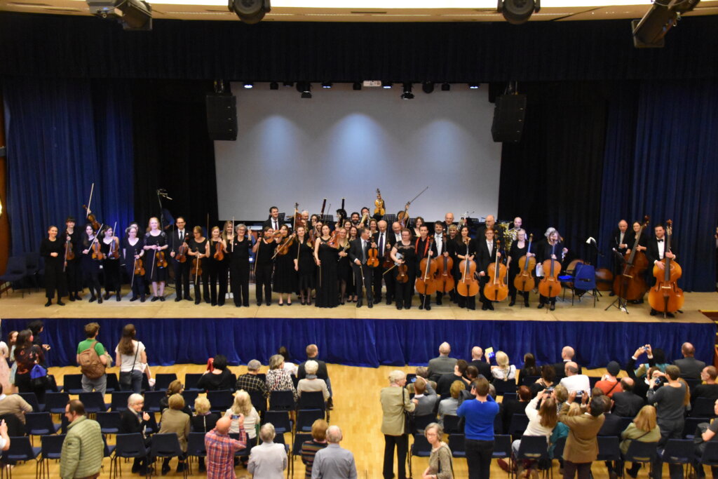Orchester nach dem Schlussapplaus