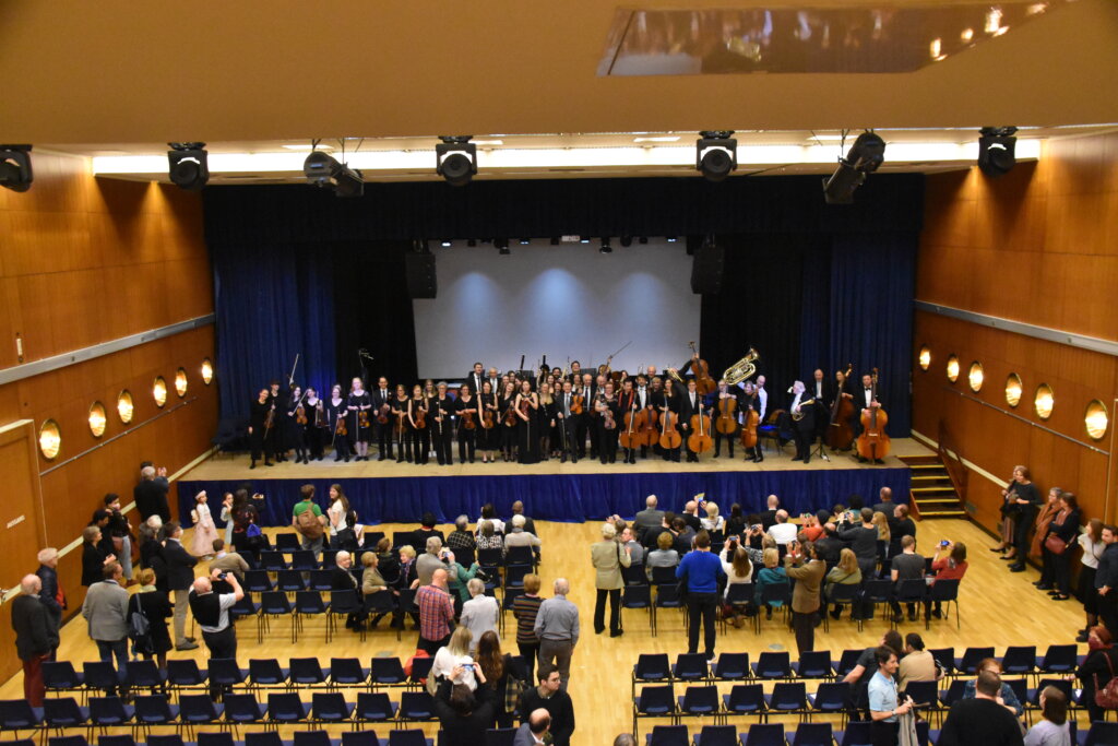 Orchester nach dem Schlussapplaus