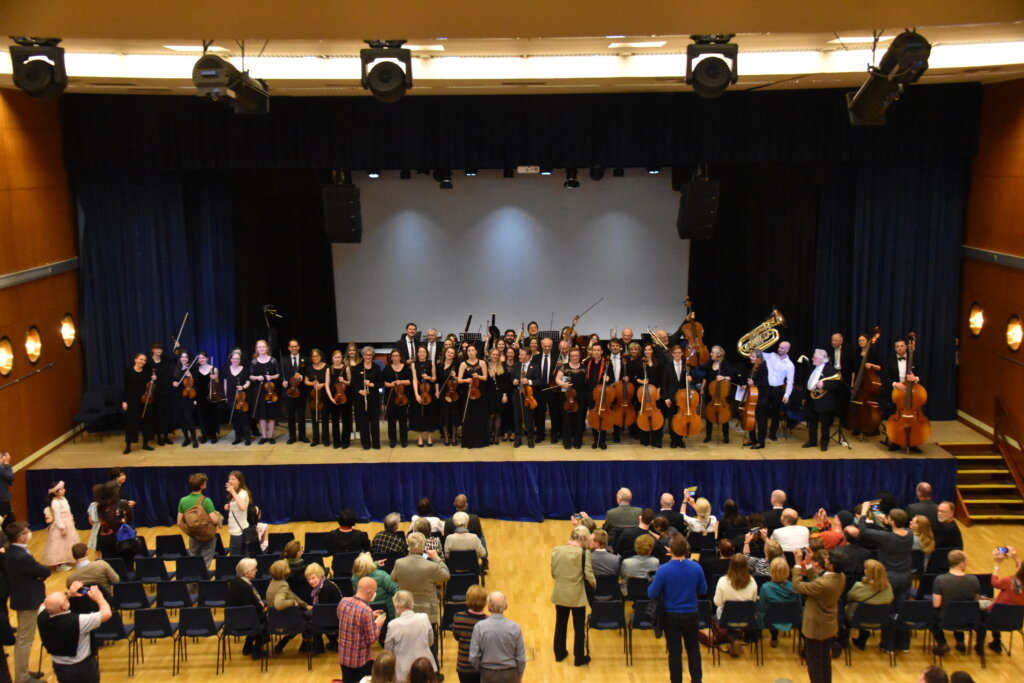 Orchester nach dem Schlussapplaus